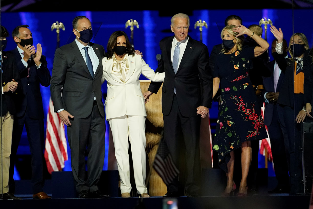 Umbar Senyum, Biden-Harris...