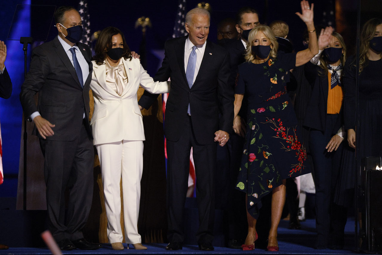 Umbar Senyum, Biden-Harris...