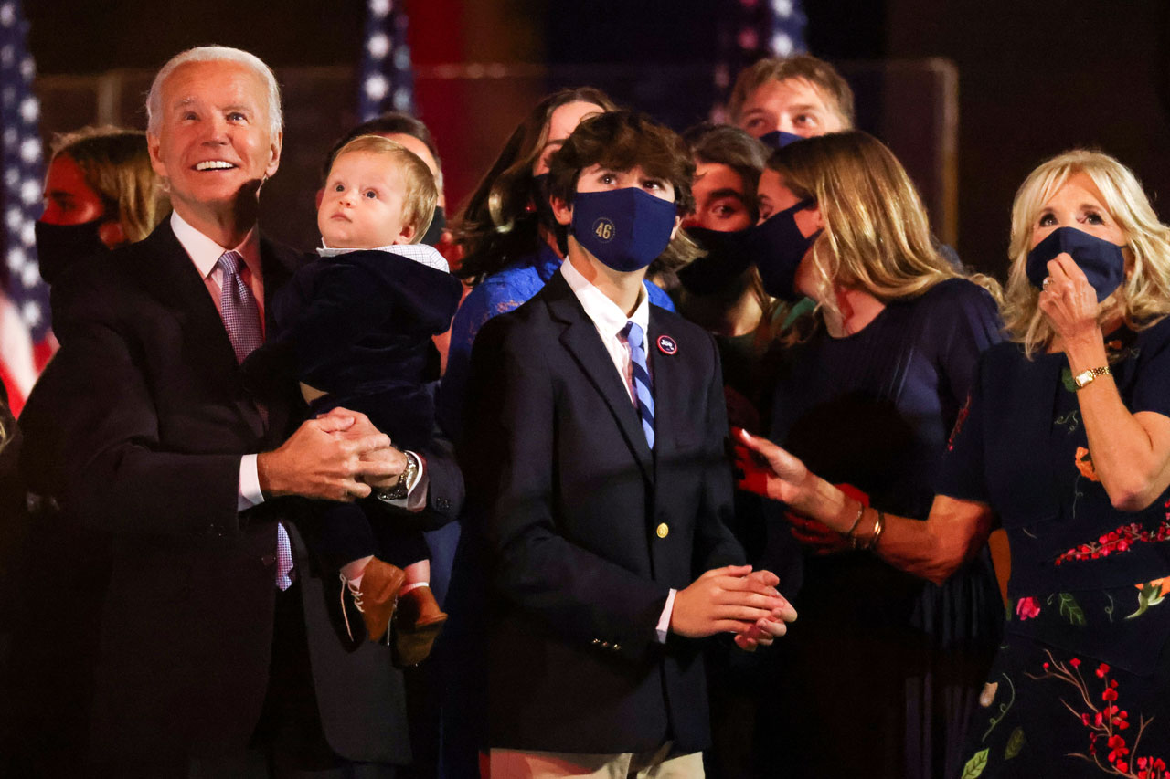 Umbar Senyum, Biden-Harris...