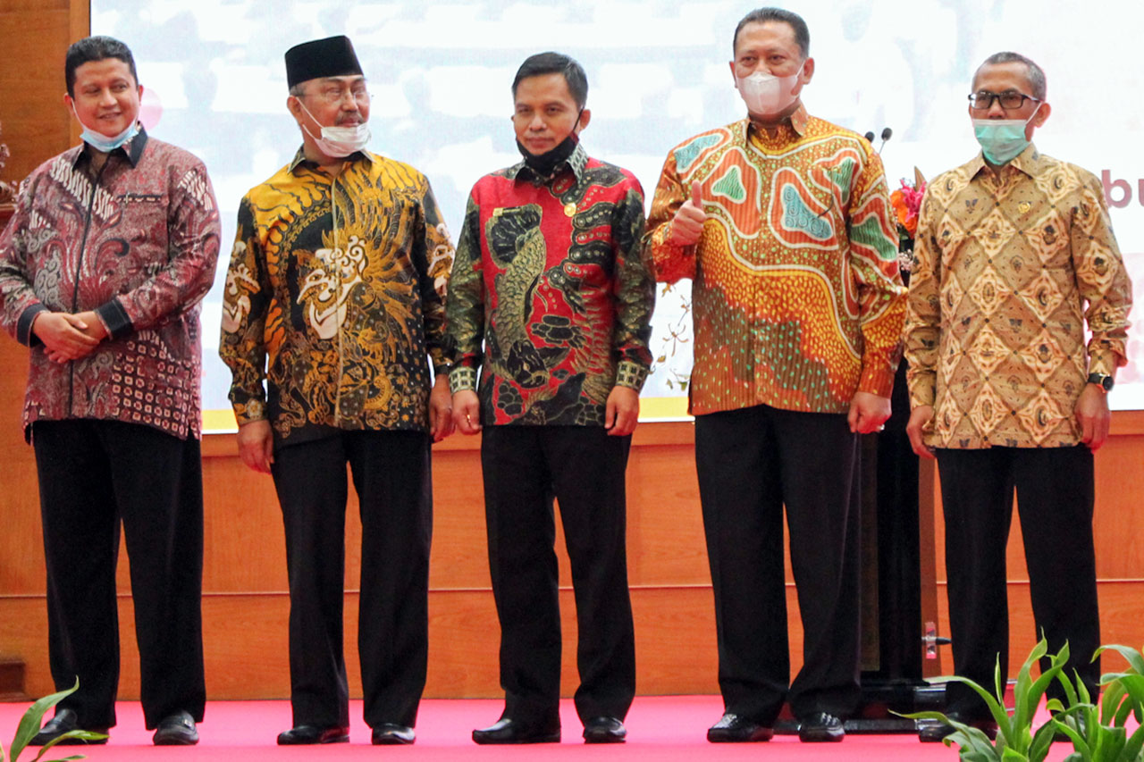 Ketua MPR Buka Konferensi...