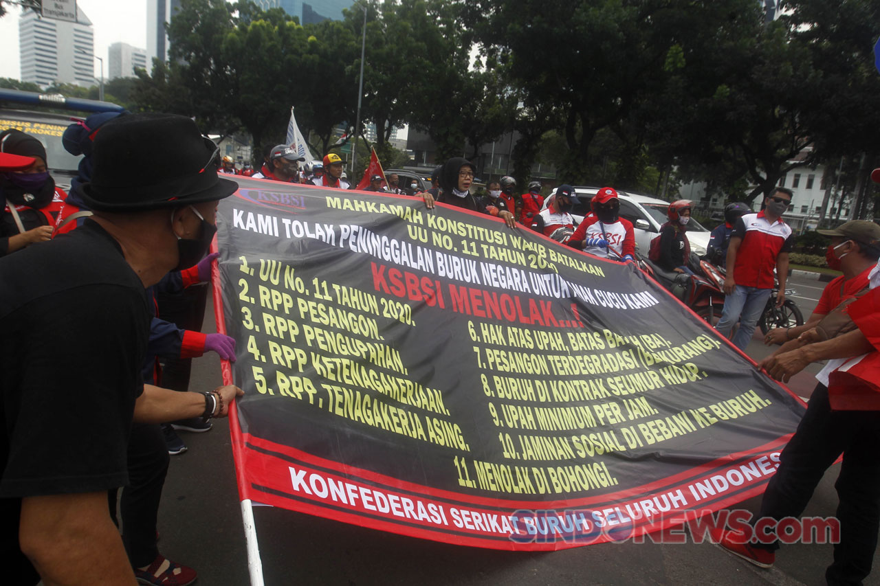 Pakai Tandu, KSBSI Serahkan...