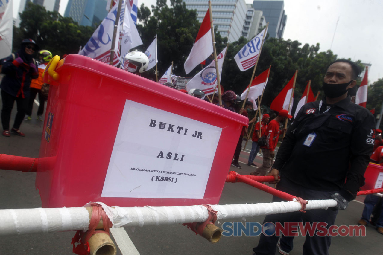 Pakai Tandu, KSBSI Serahkan...