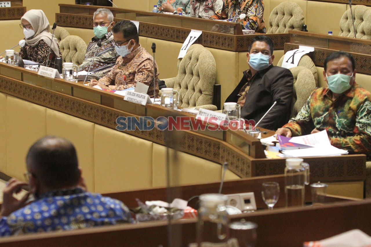 Rapat Dengar Pendapat,...