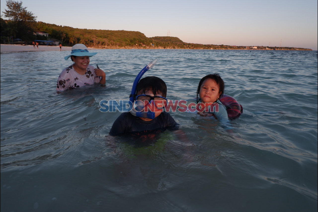 Sore di Pantai Bara,...