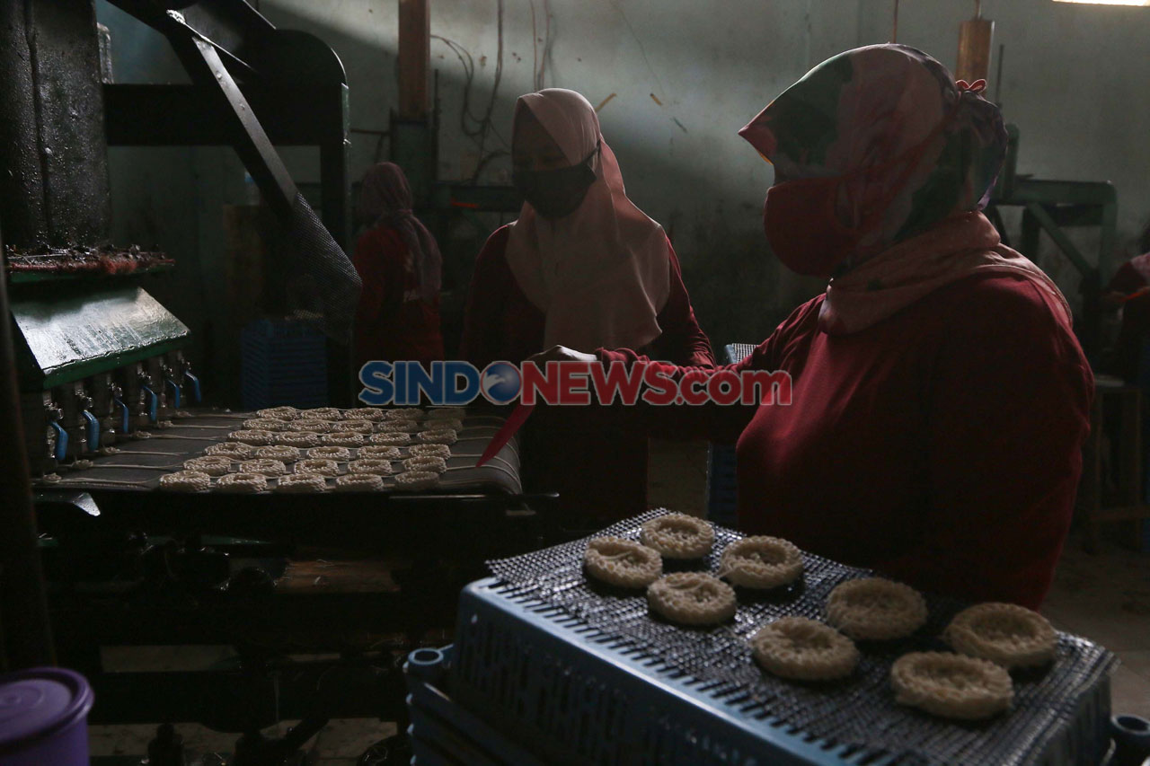 Produksi Kerupuk Bertahan...