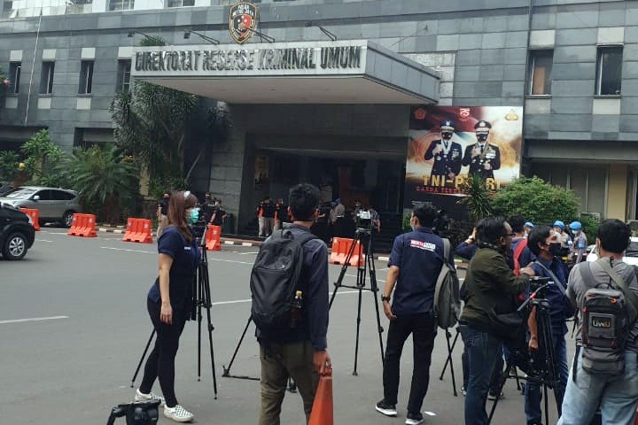 Puluhan Polisi Tunggu...