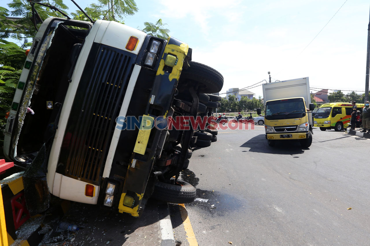 Truk Kontainer Bermuatan...