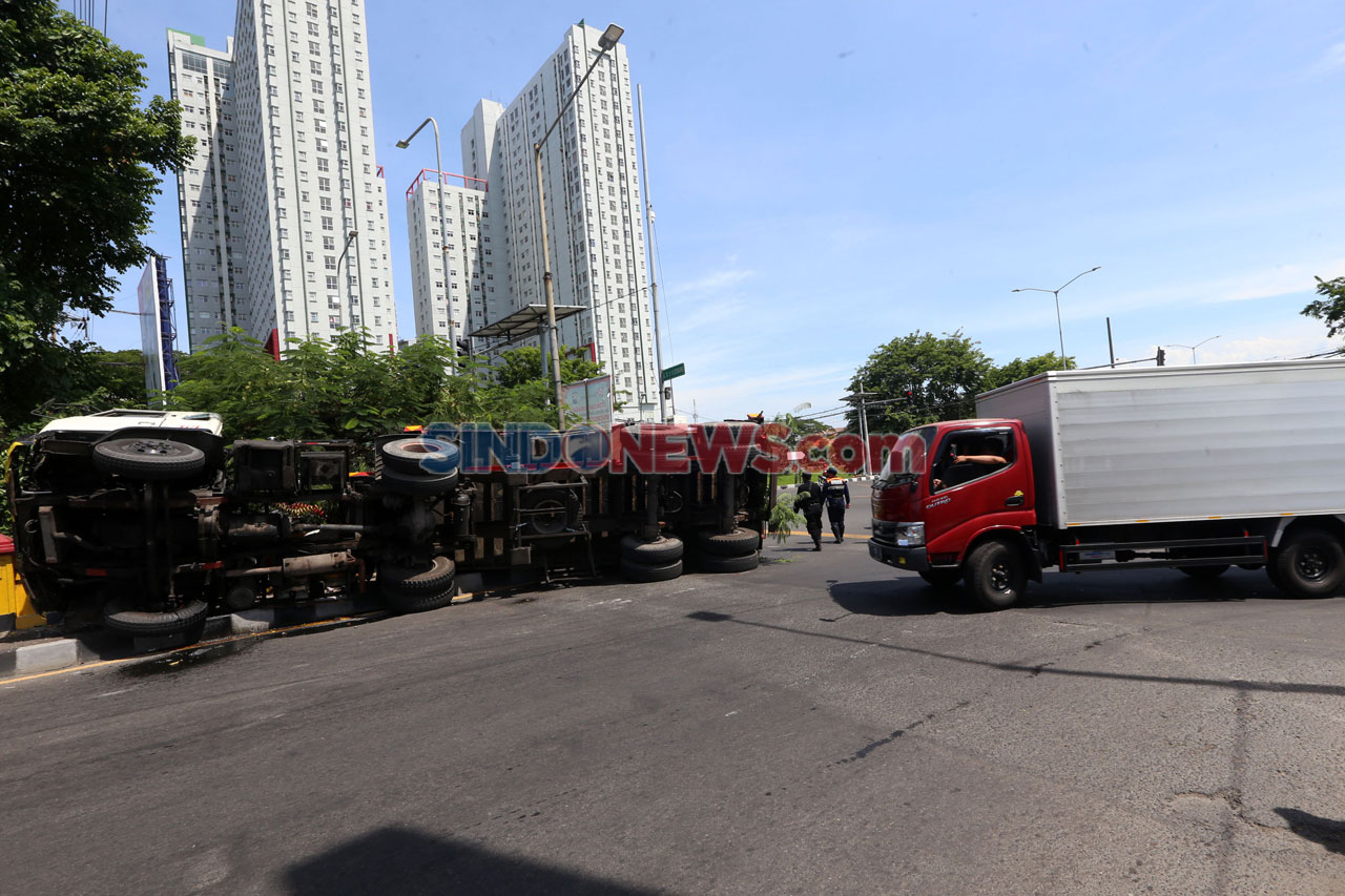 Truk Kontainer Bermuatan...