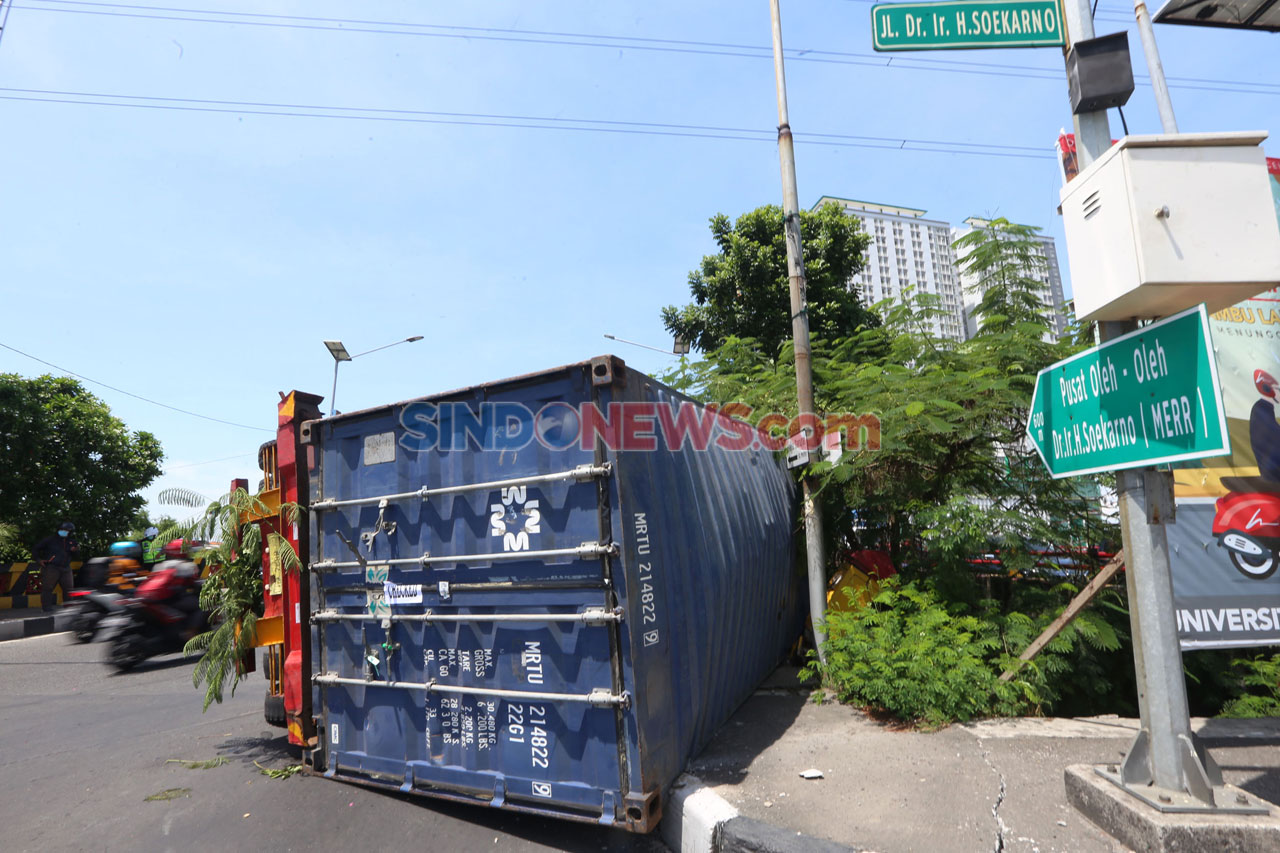 Truk Kontainer Bermuatan...