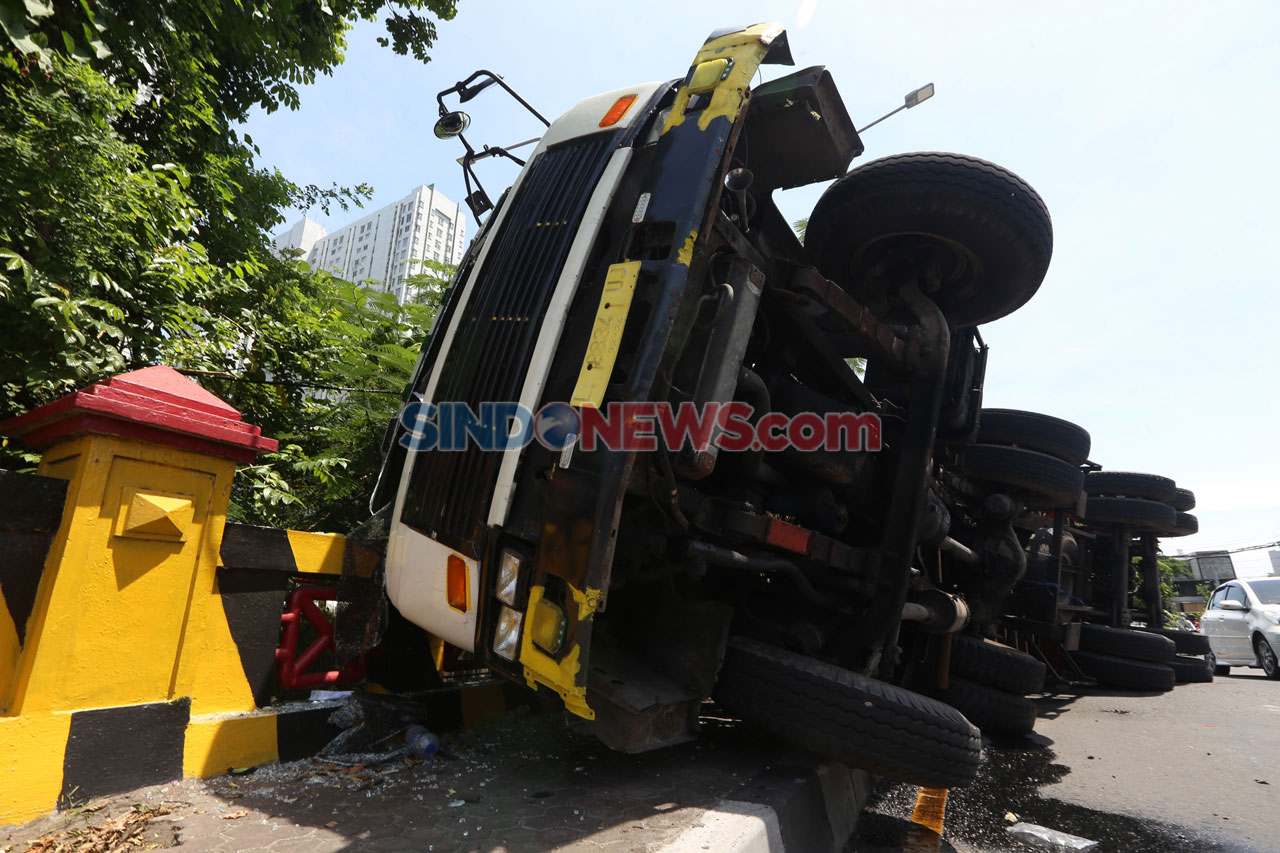 Truk Kontainer Bermuatan...