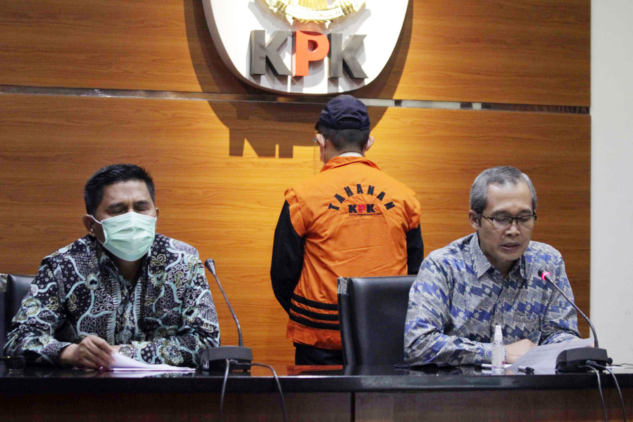 Pakai Rompi Oranye dan...