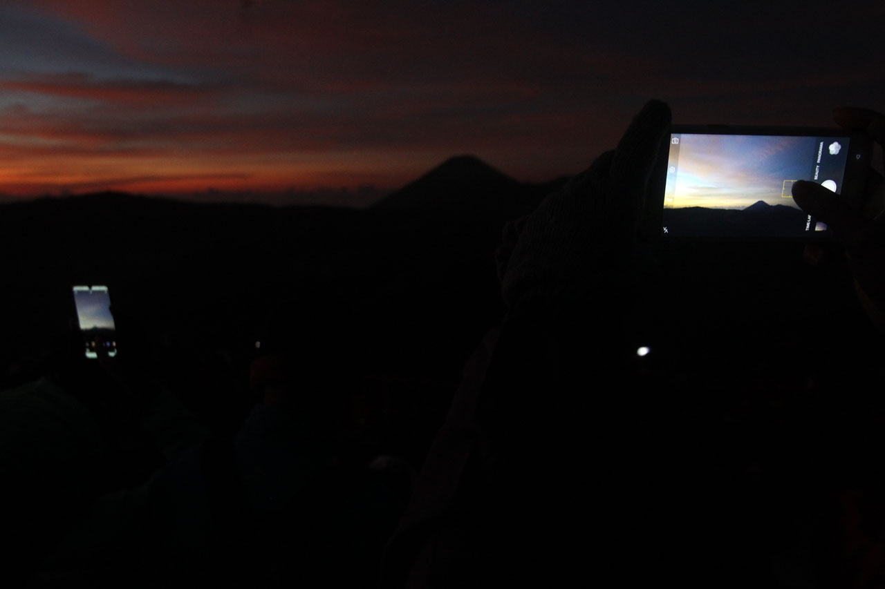 Berburu Sunrise di Bukit...