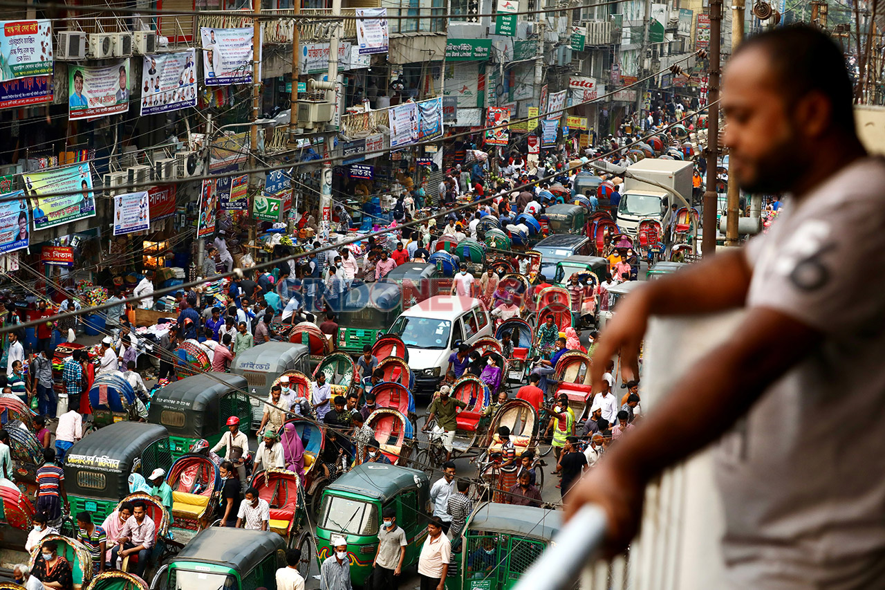 Kerumunan Warga di Bangladesh...