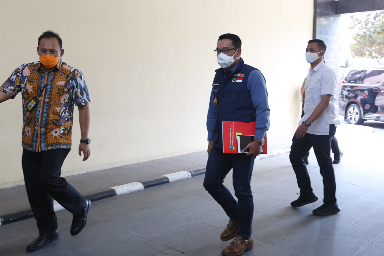 Kenakan Setelan Biru,...