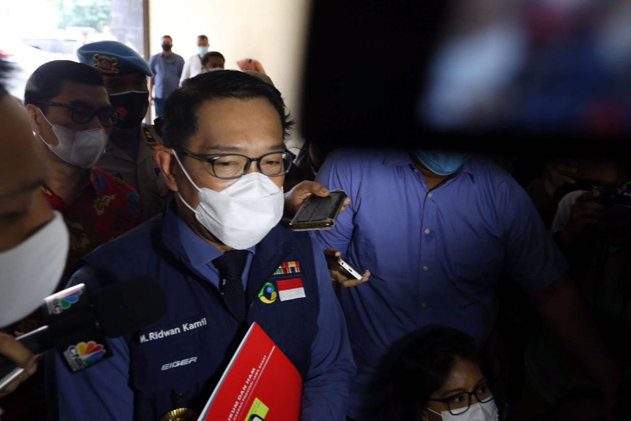 Kenakan Setelan Biru,...