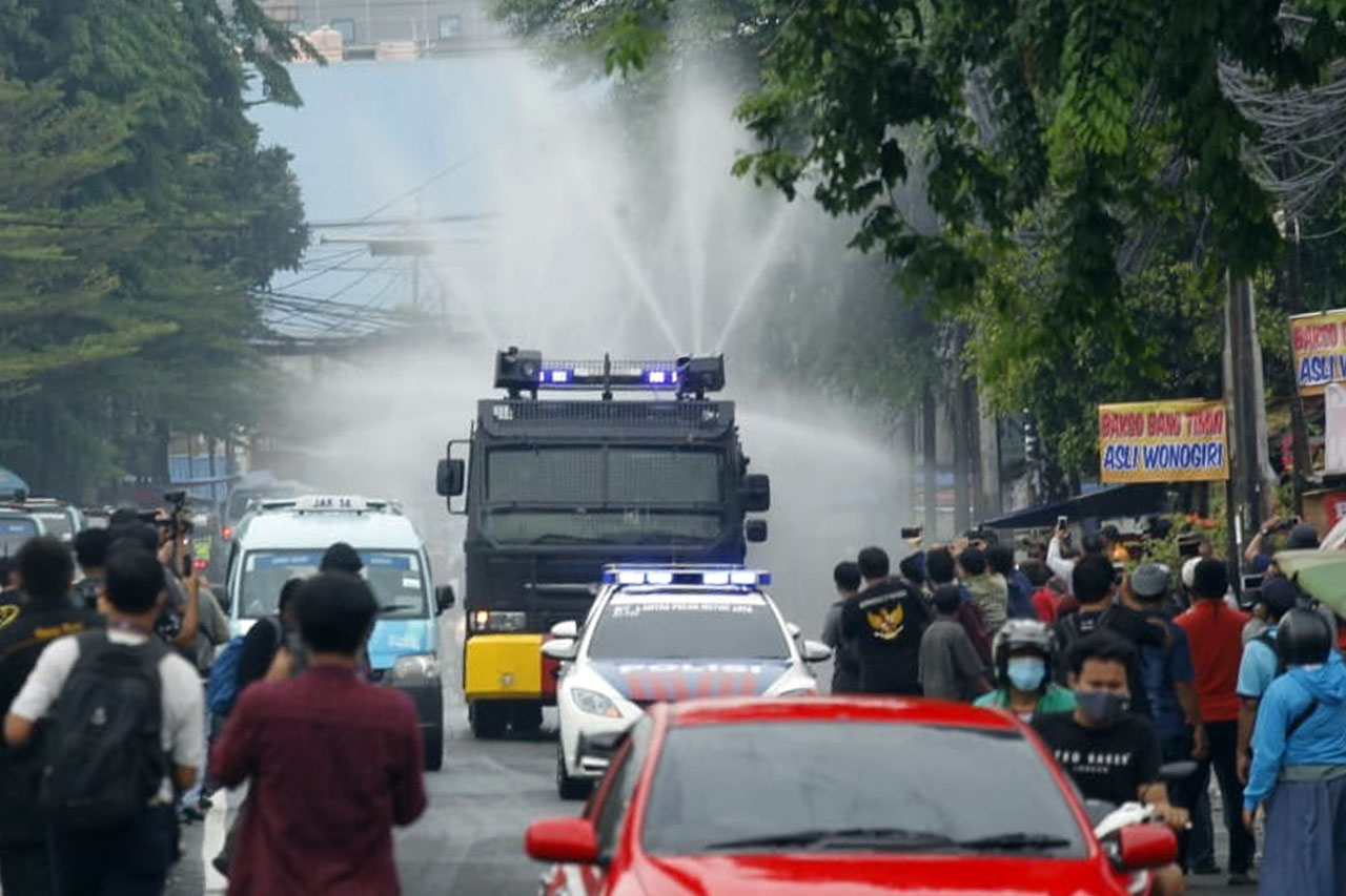 Dikawal Polisi Bersenjata,...