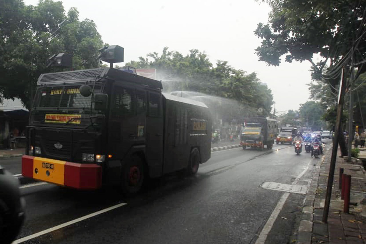 Dikawal Polisi Bersenjata,...
