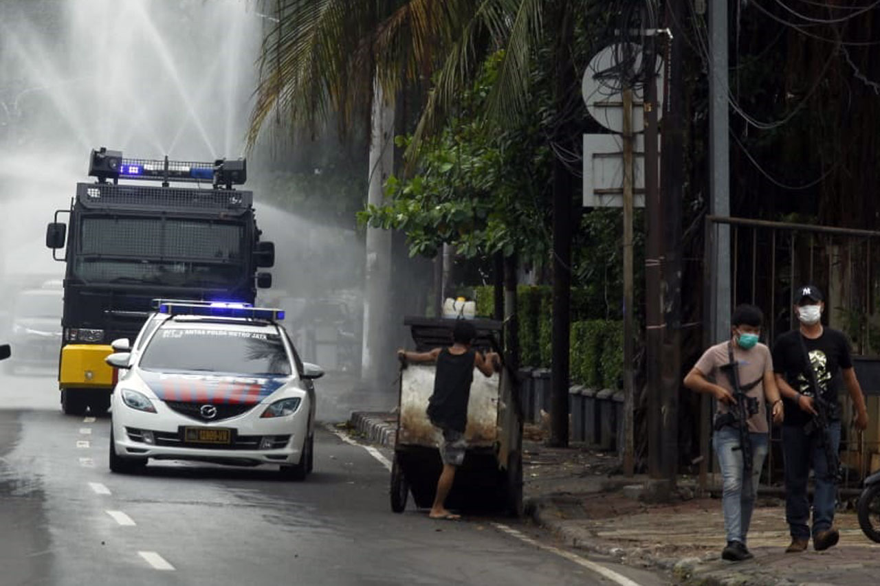 Dikawal Polisi Bersenjata,...