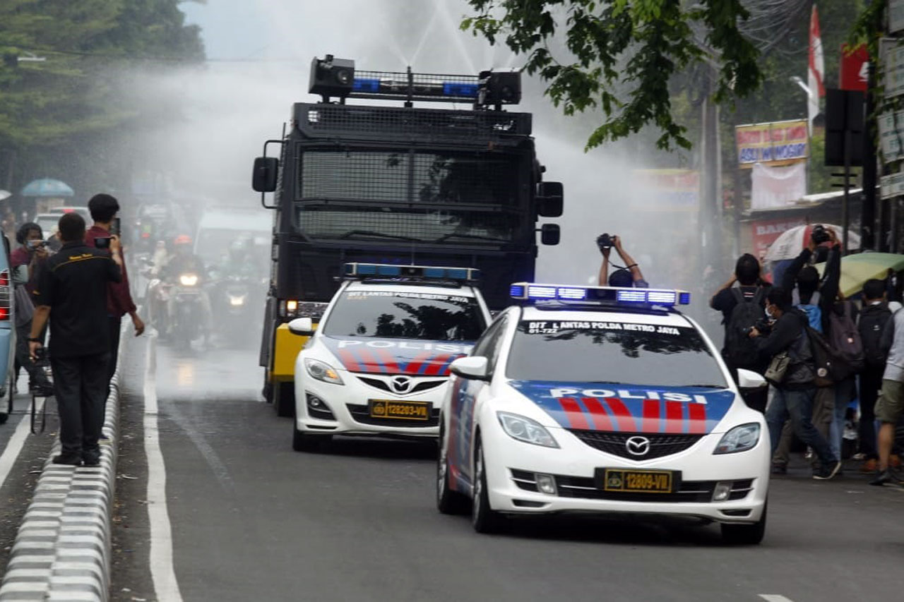 Dikawal Polisi Bersenjata,...