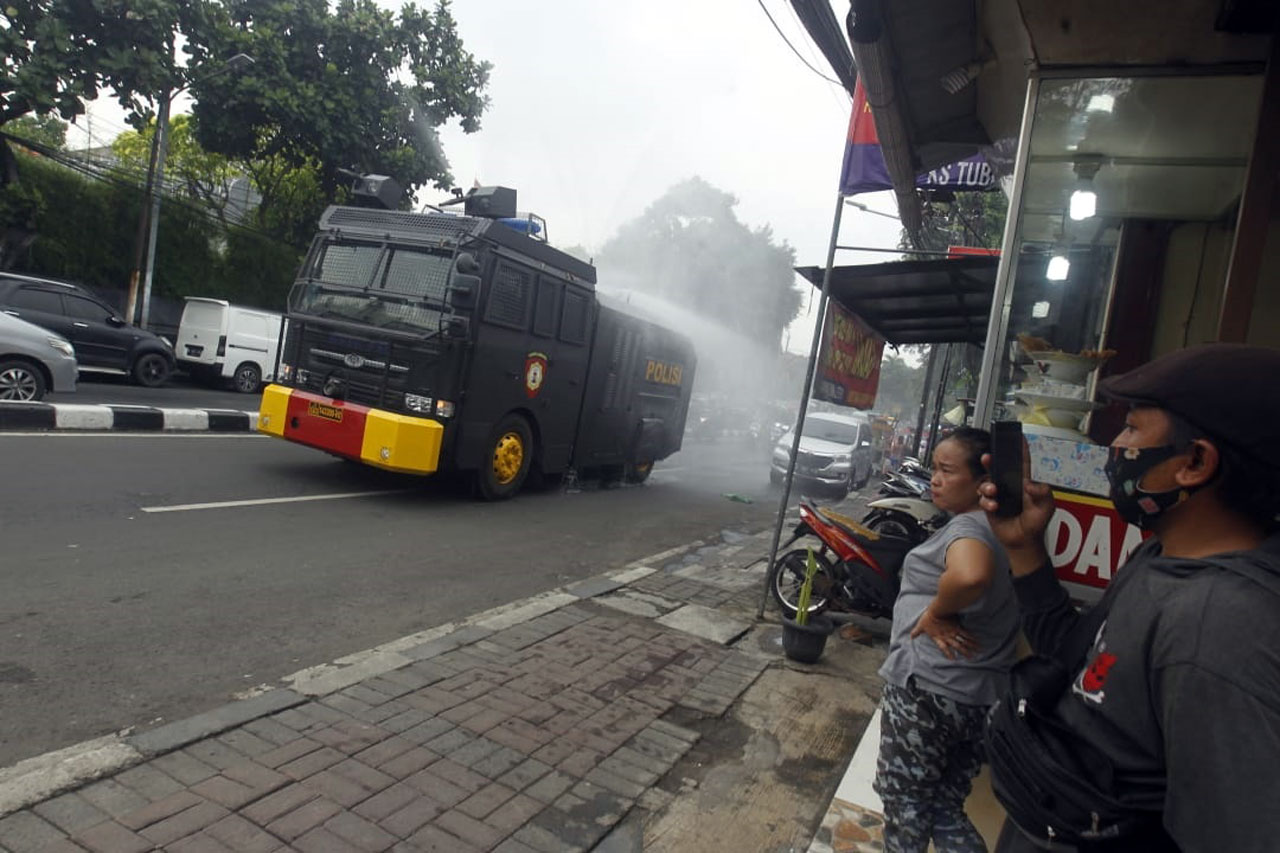 Dikawal Polisi Bersenjata,...