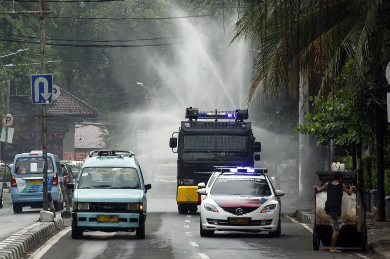 Dikawal Polisi Bersenjata,...