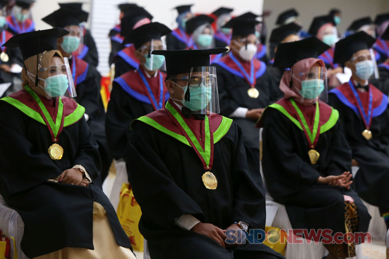 UM Surabaya Gelar Wisuda...