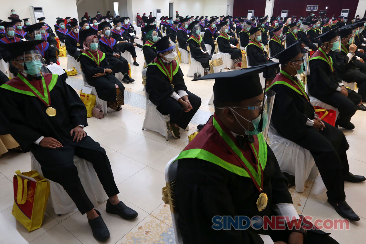 UM Surabaya Gelar Wisuda...