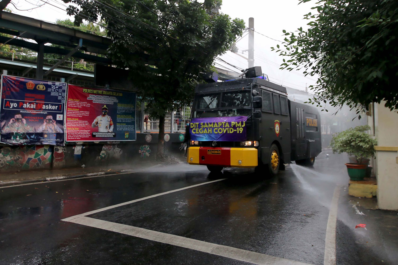 Mobil Water Canon Polisi...