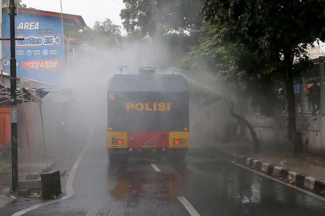 Mobil Water Canon Polisi...