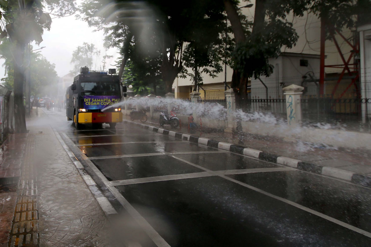 Mobil Water Canon Polisi...