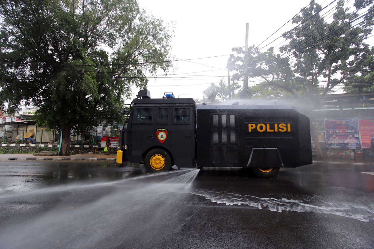 Mobil Water Canon Polisi...