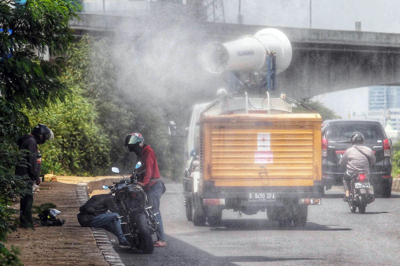 PMI Terus Lakukan Penyemprotan...