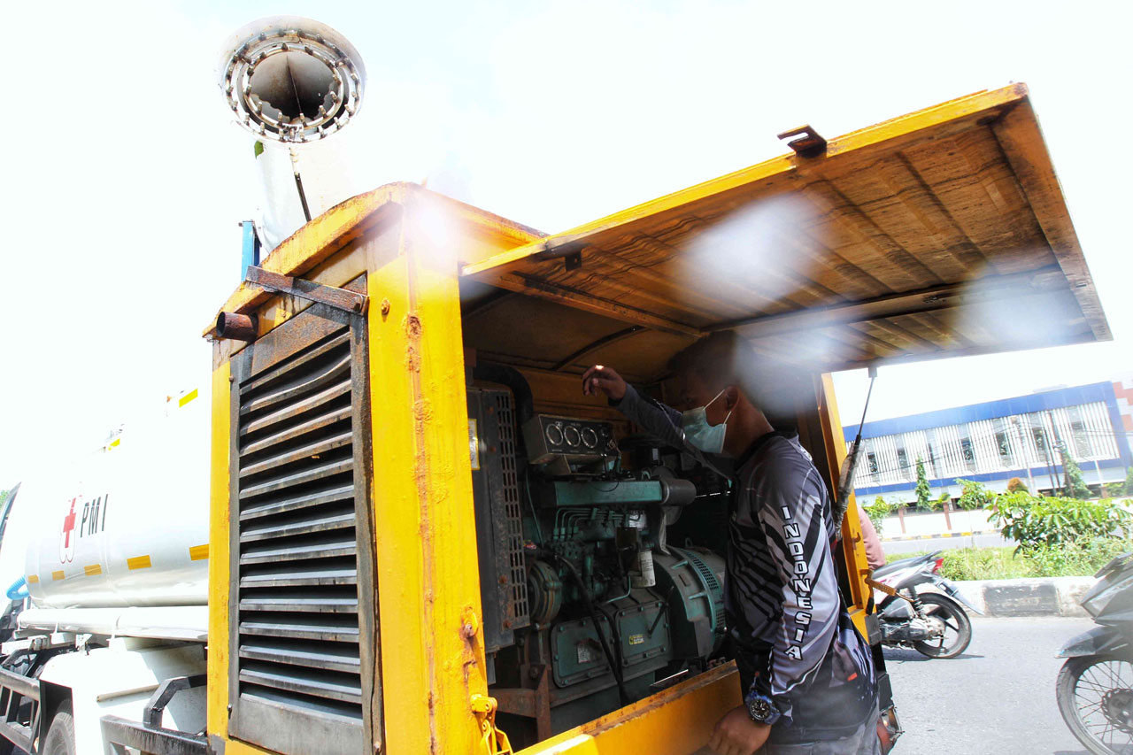 PMI Terus Lakukan Penyemprotan...