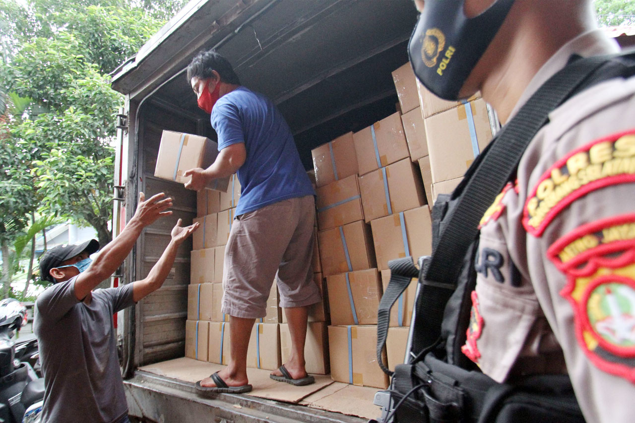 Truk Pengangkut Logistik...