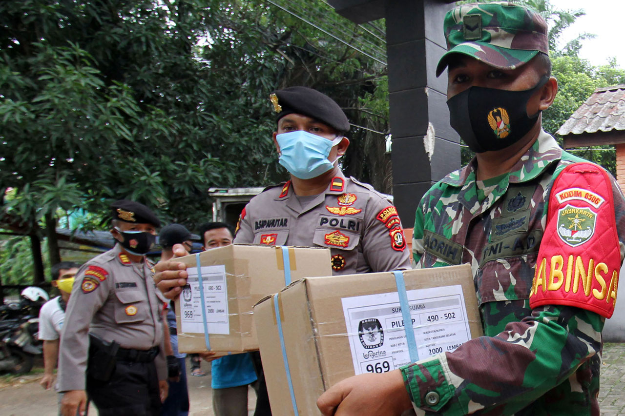 Truk Pengangkut Logistik...
