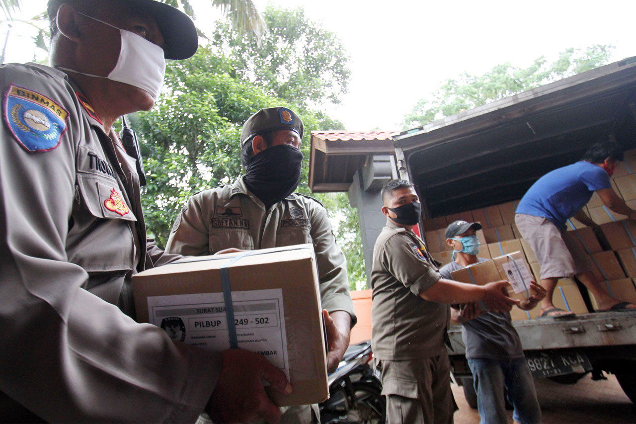 Truk Pengangkut Logistik...