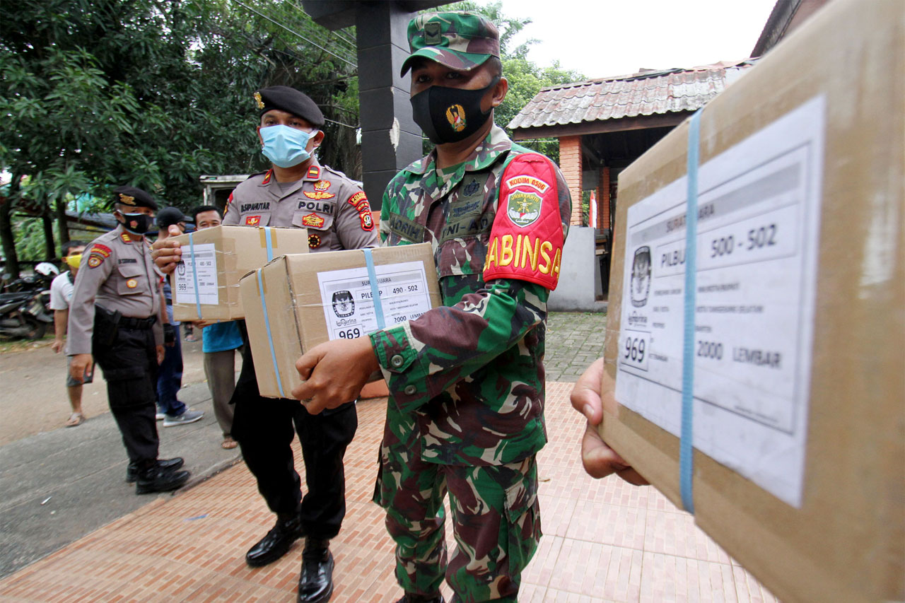 Truk Pengangkut Logistik...