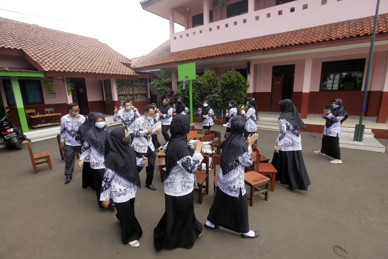 Peringati Hari Guru...