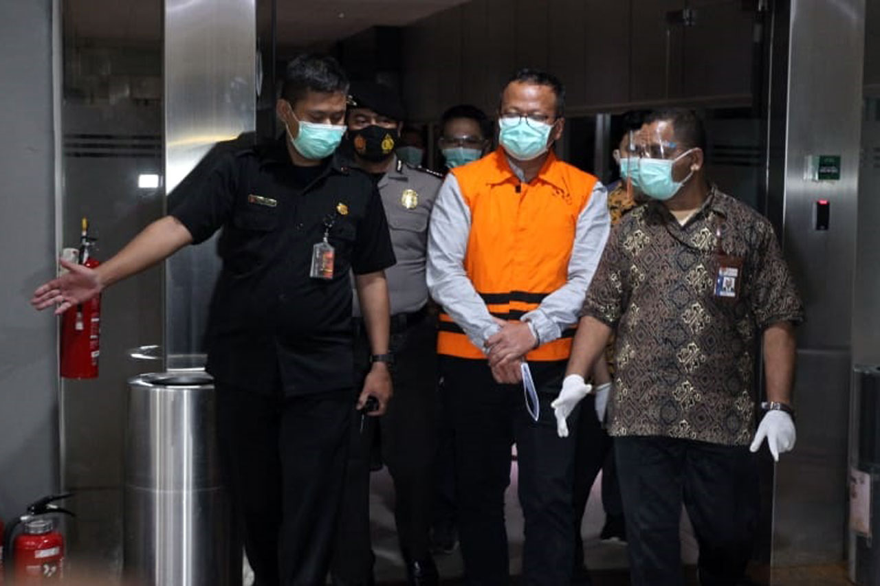 Pakai Baju Tahanan dan...