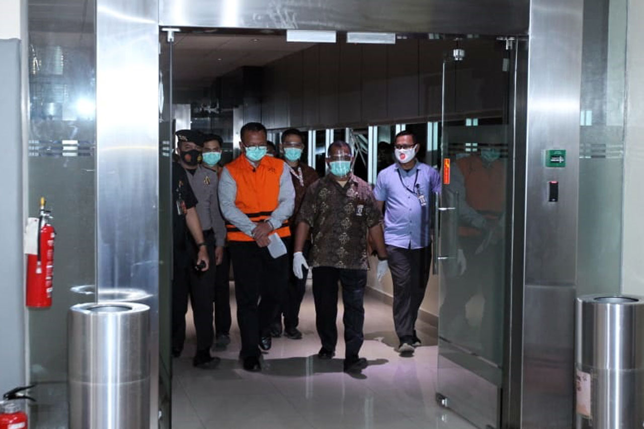 Pakai Baju Tahanan dan...