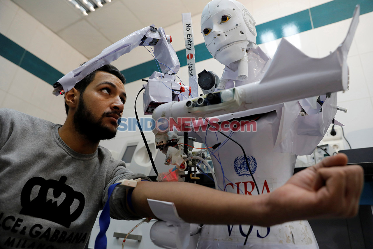 Robot Cira-03 Bantu...