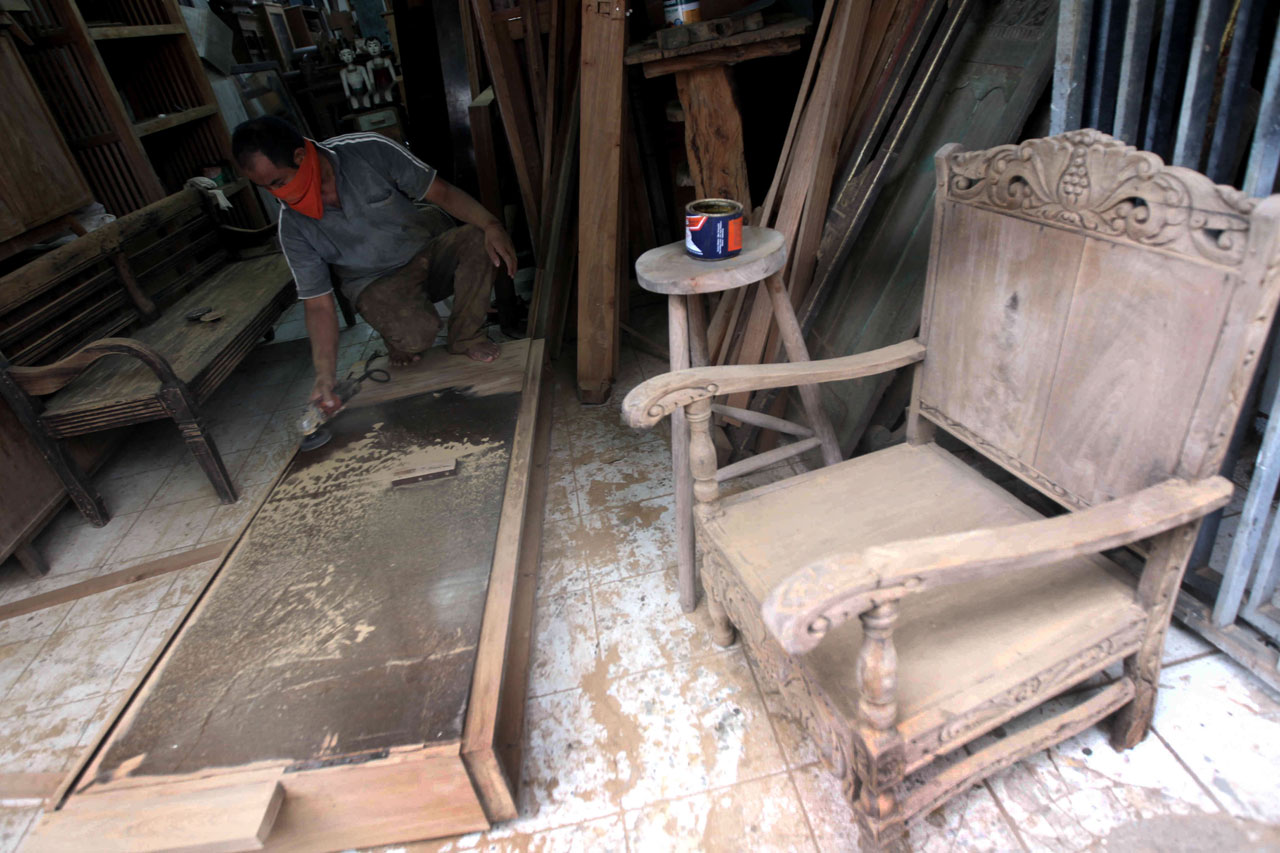 Industri Furniture Terpuruk...