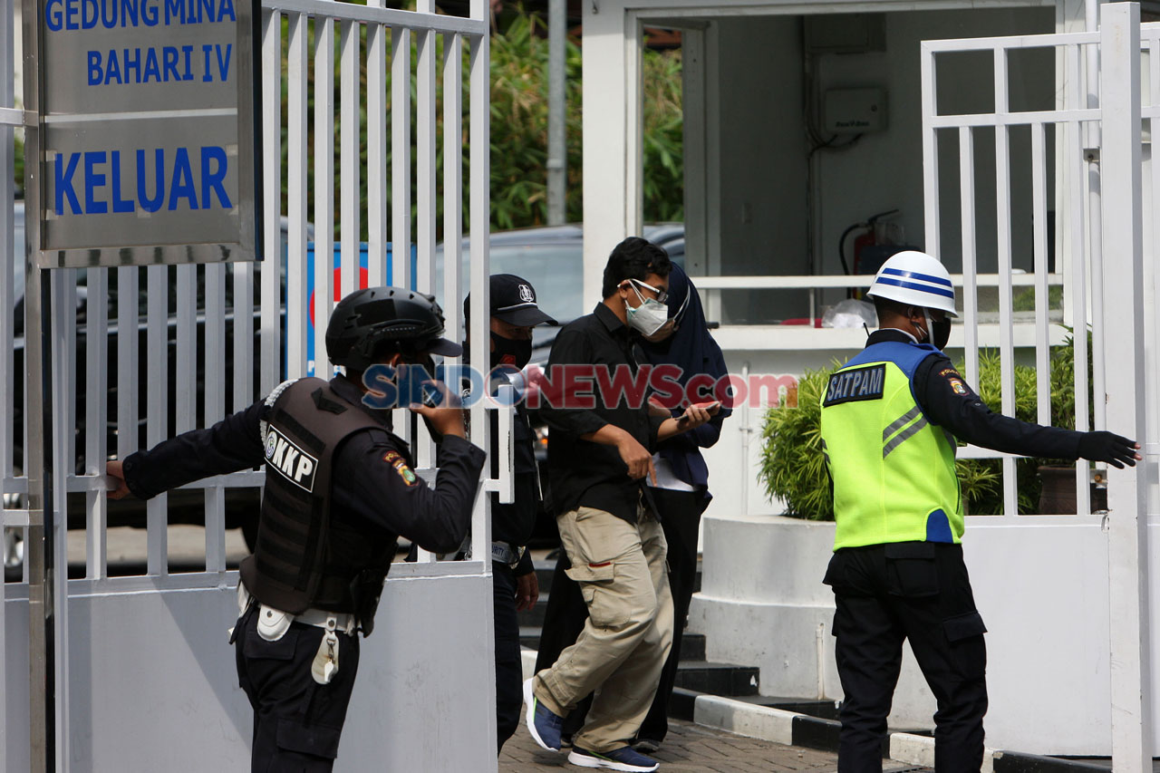KPK Geledah Kantor Menteri...