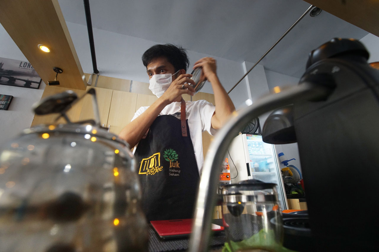 Nongkrong di 1 Lot Coffee...