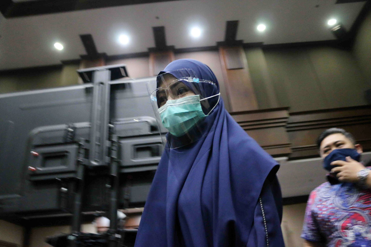 Dibalut Kerudung Biru,...