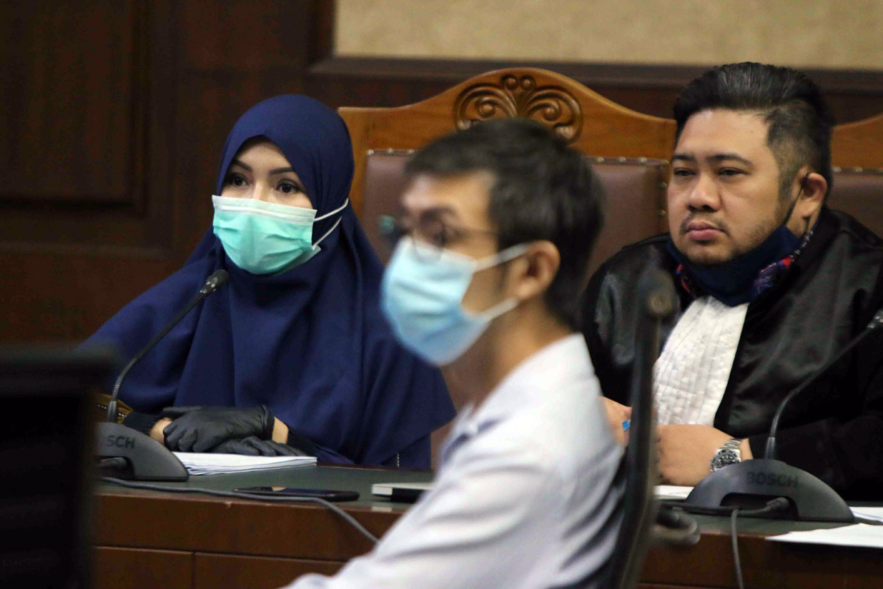 Dibalut Kerudung Biru,...