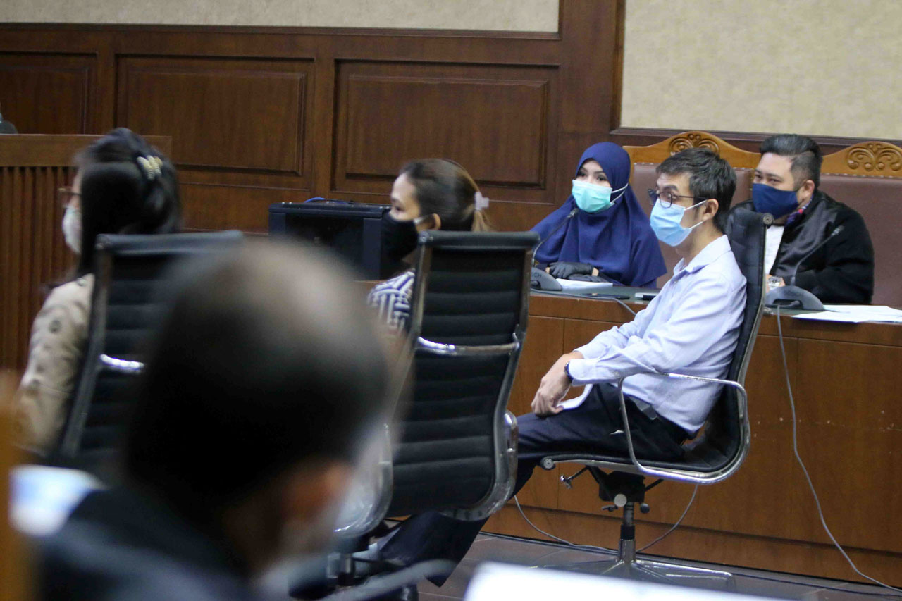 Dibalut Kerudung Biru,...
