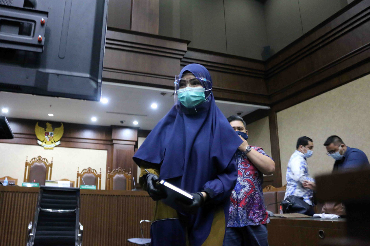 Dibalut Kerudung Biru,...