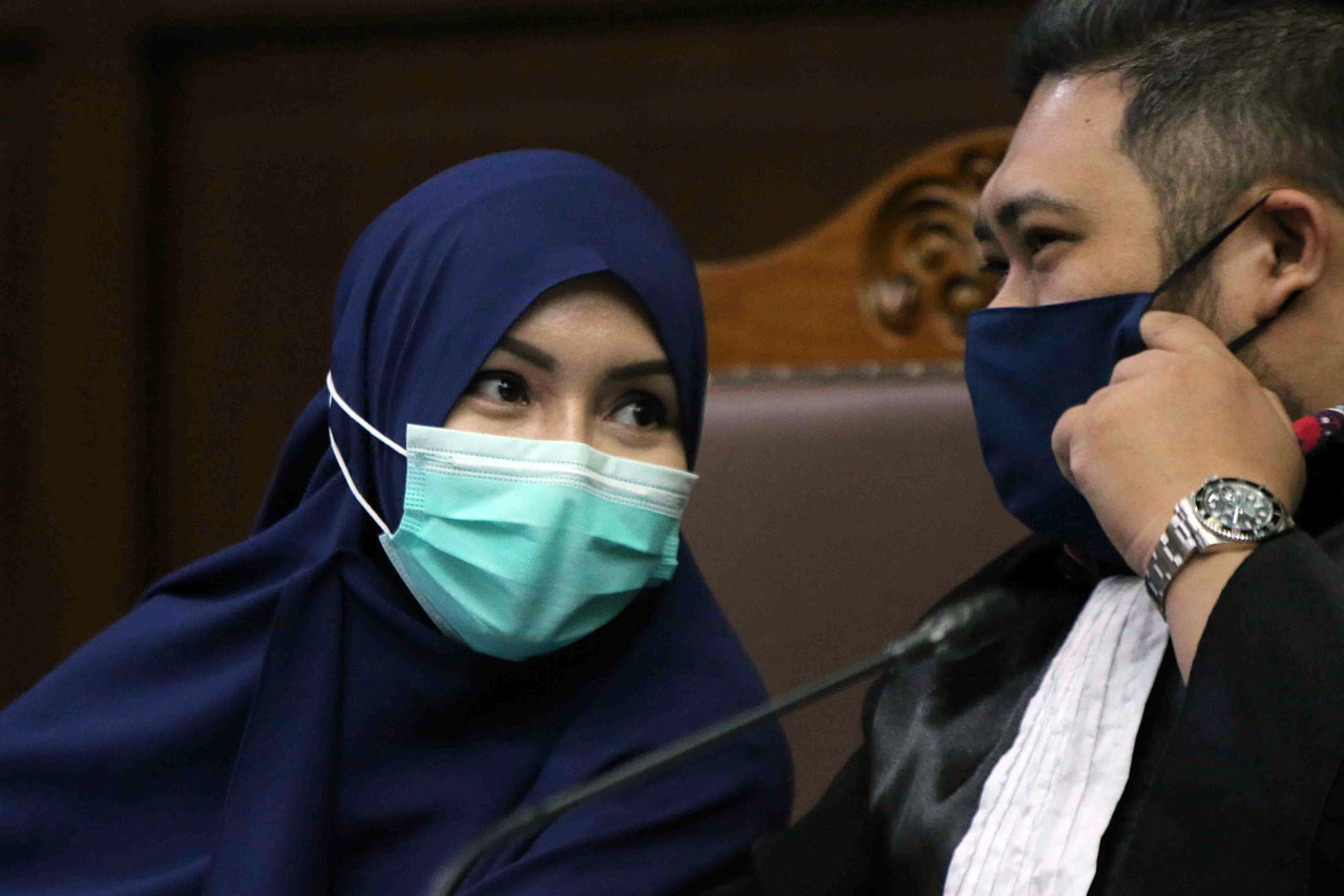 Dibalut Kerudung Biru,...