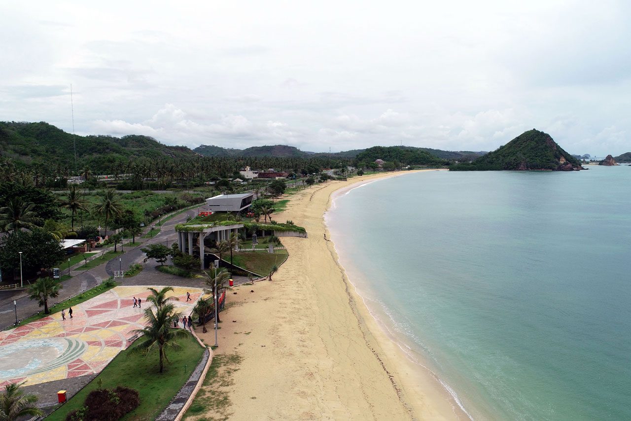 Menyusuri Hamparan Pasir,...